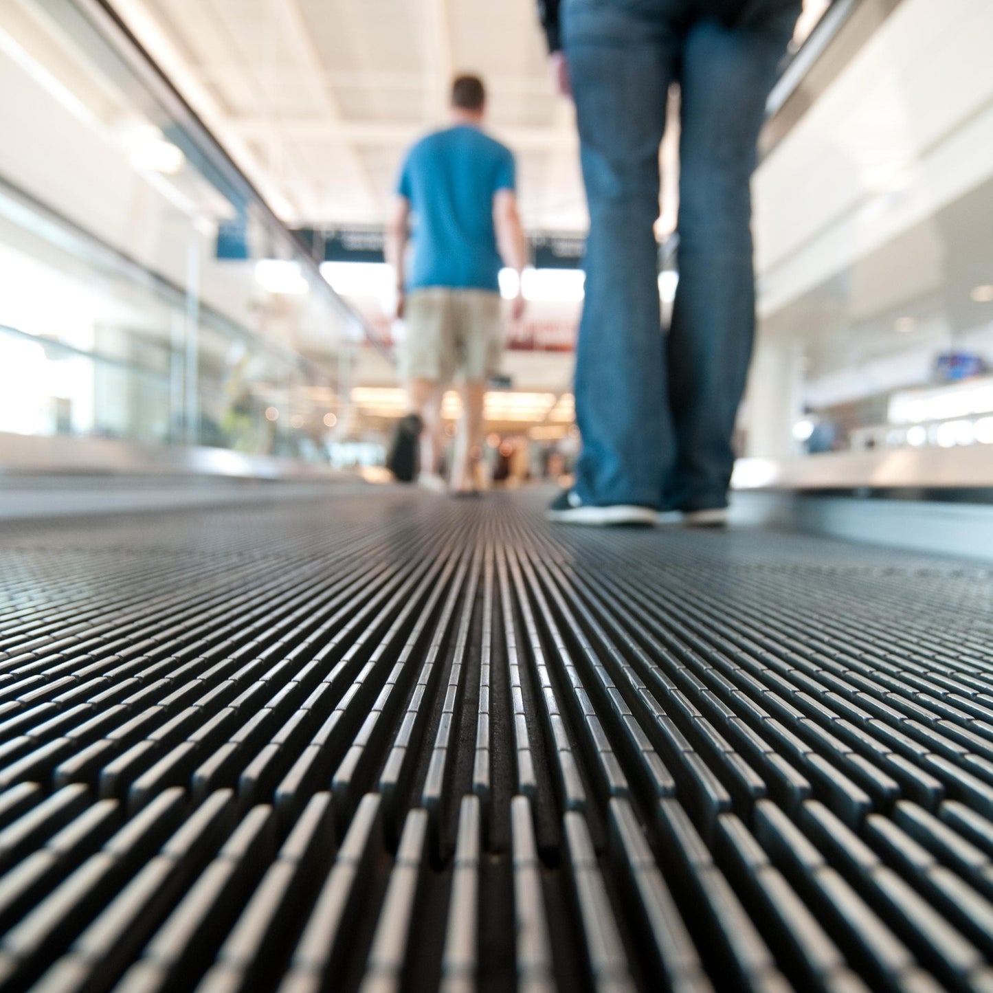 Pasarela móvil utilizada para la estación de metro del centro comercial del aeropuerto
