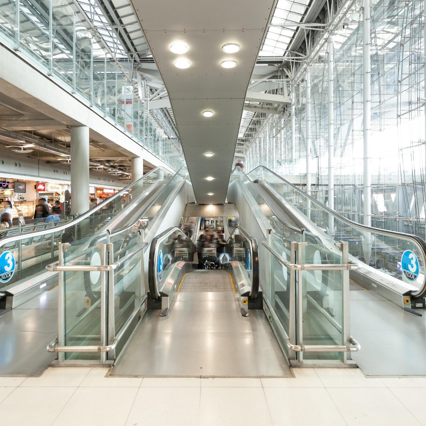 Pasarela móvil utilizada para la estación de metro del centro comercial del aeropuerto