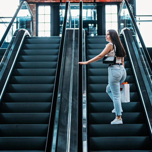 Escalera mecánica completa utilizada para la estación de metro del centro comercial del aeropuerto